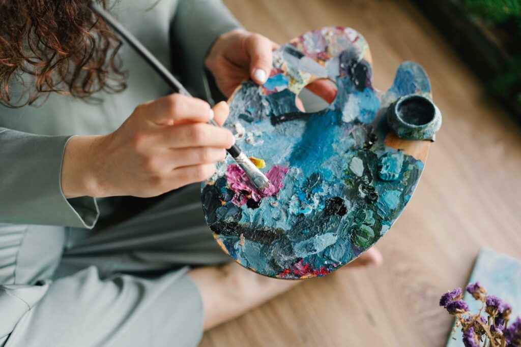 How an Art Therapist Supports Emotional Wellbeing Through Creative Expression
